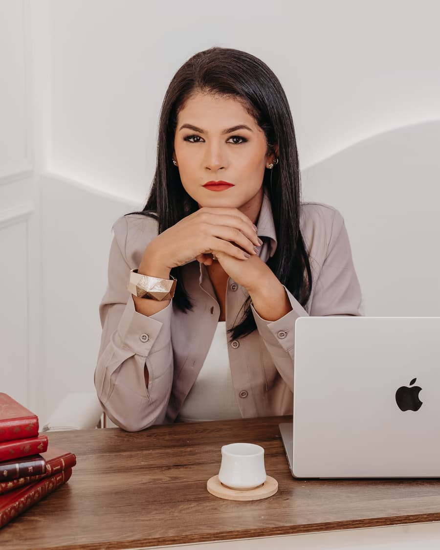 Ana Rita Bertoletti, advogada previdenciária, em seu escritório